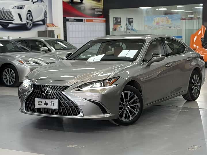 Фото 1 - Lexus ES