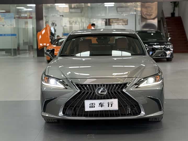 Фото 2 - Lexus ES