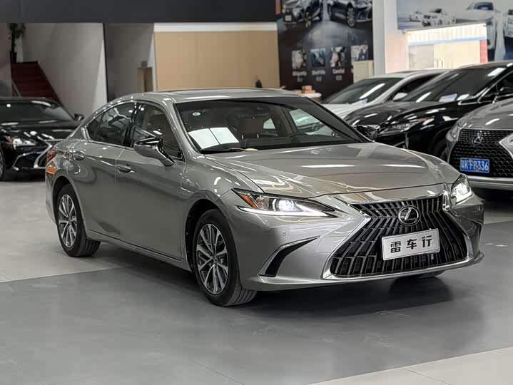Фото 3 - Lexus ES