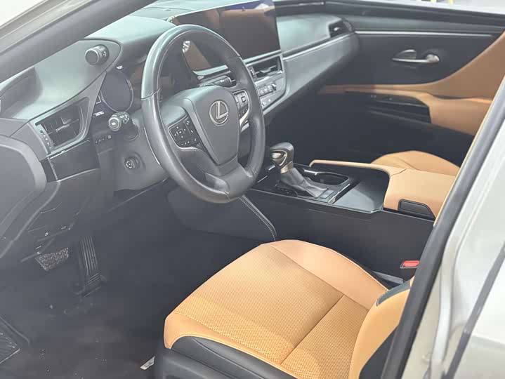 Фото 5 - Lexus ES