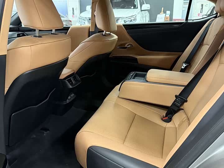 Фото 7 - Lexus ES