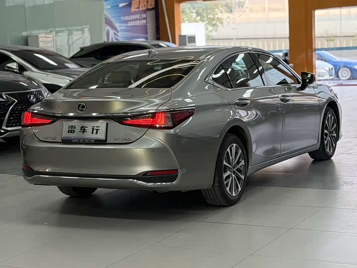 Фото 8 - Lexus ES