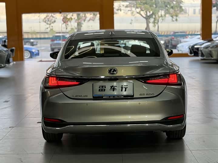 Фото 9 - Lexus ES