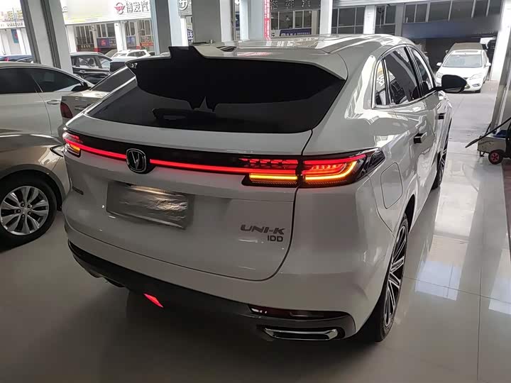 Фото 8 - Changan UNI-K Hybrid