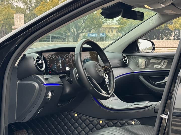 Фото 4 - Mercedes-Benz E-Class