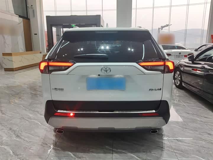 Фото 6 - Toyota RAV4