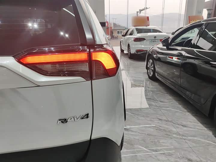 Фото 8 - Toyota RAV4