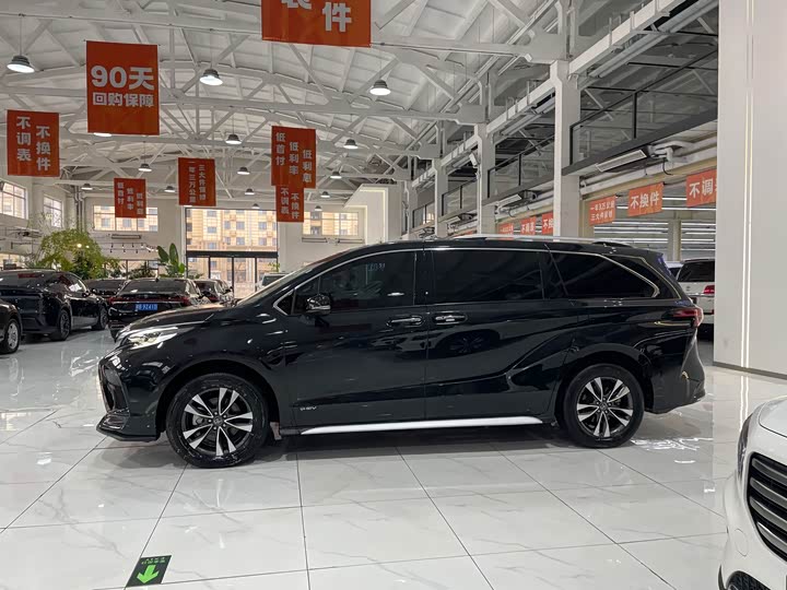 Фото 3 - Toyota Granvia