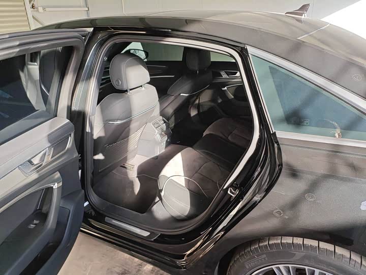 Фото 6 - Audi A6L