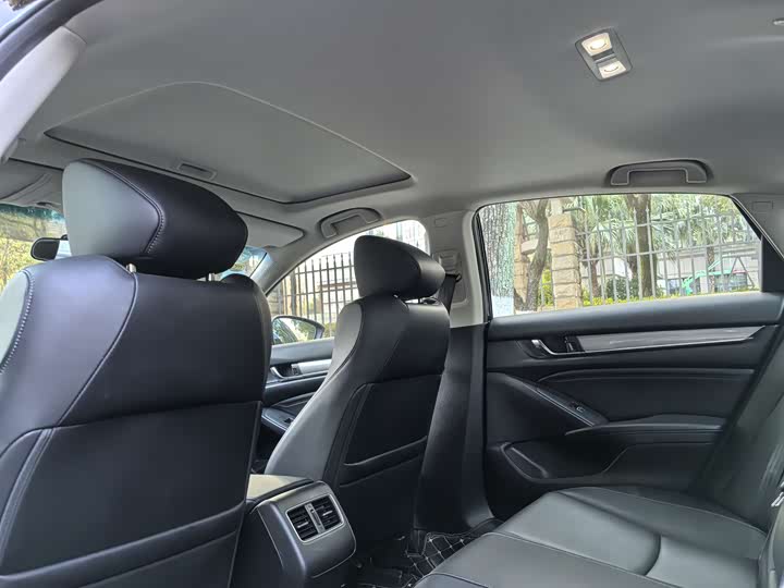 Фото 9 - Honda Accord