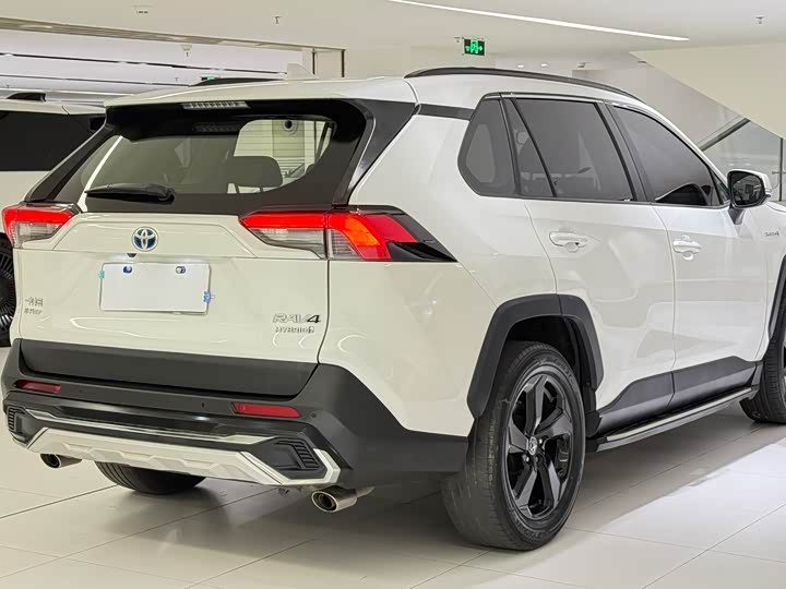 Фото 4 - Toyota RAV4