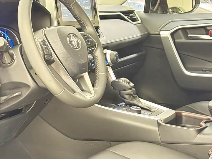 Фото 7 - Toyota RAV4