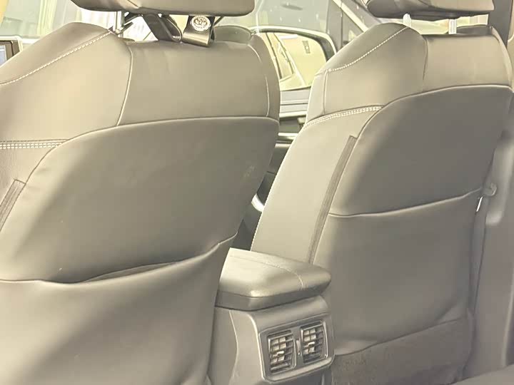 Фото 8 - Toyota RAV4