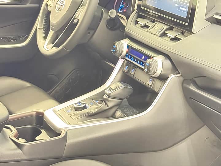 Фото 9 - Toyota RAV4