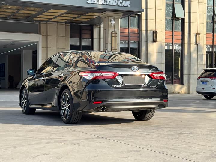 Фото 8 - Toyota Camry