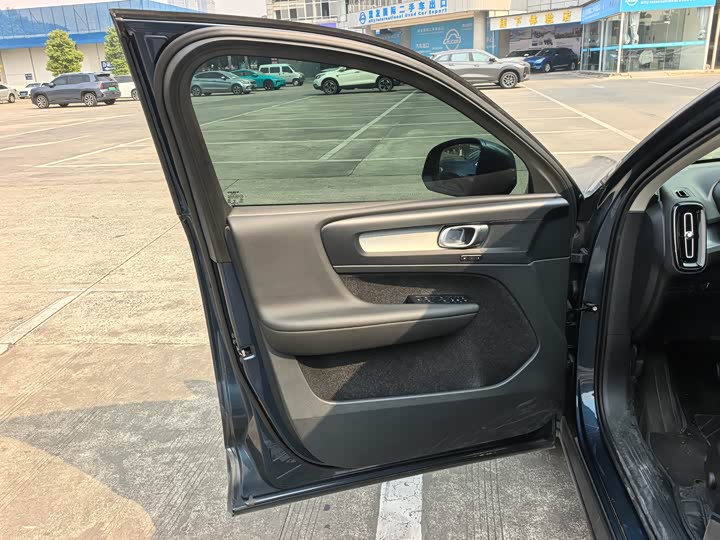 Фото 4 - Volvo XC40