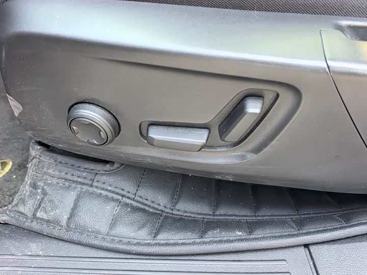 Фото 8 - Volvo XC40