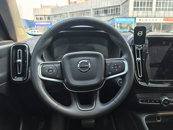 Фото 9 - Volvo XC40