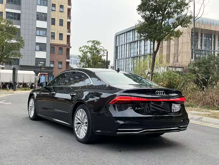 Фото 7 - Audi A7L