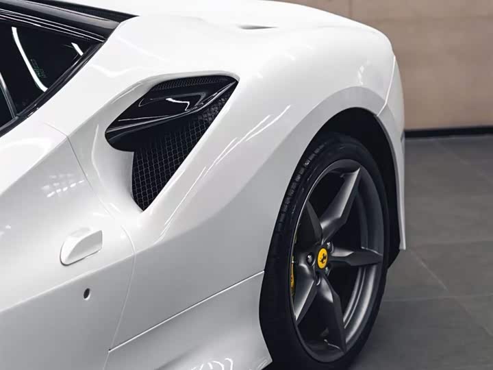 Фото 2 - Ferrari F8