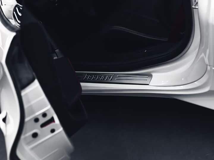 Фото 4 - Ferrari F8