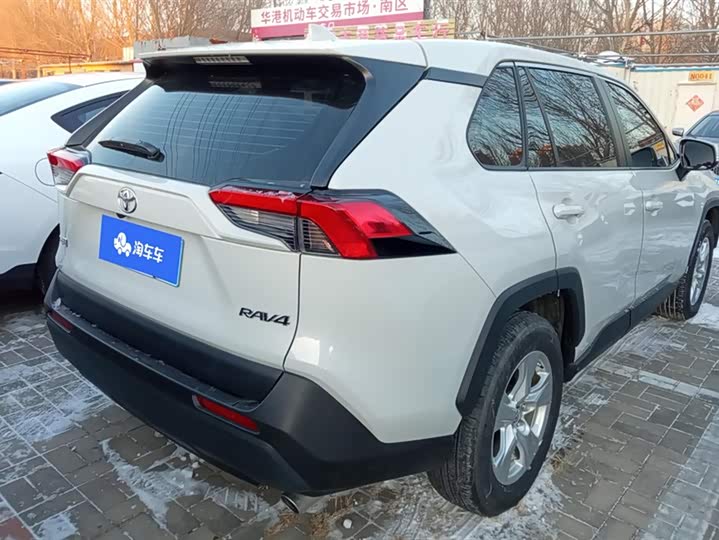 Фото 3 - Toyota RAV4