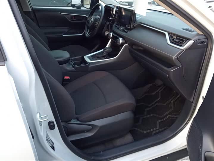 Фото 8 - Toyota RAV4