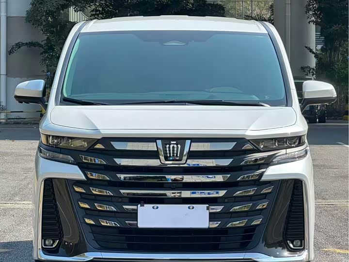 Фото 2 - Toyota Vellfire