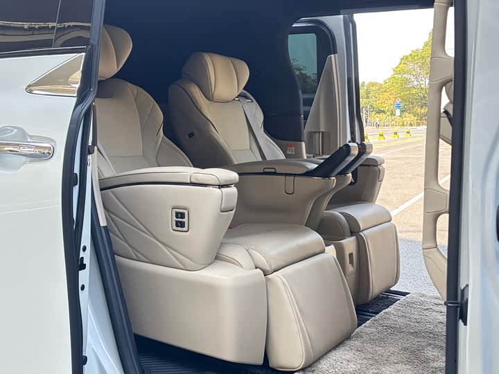 Фото 8 - Toyota Vellfire