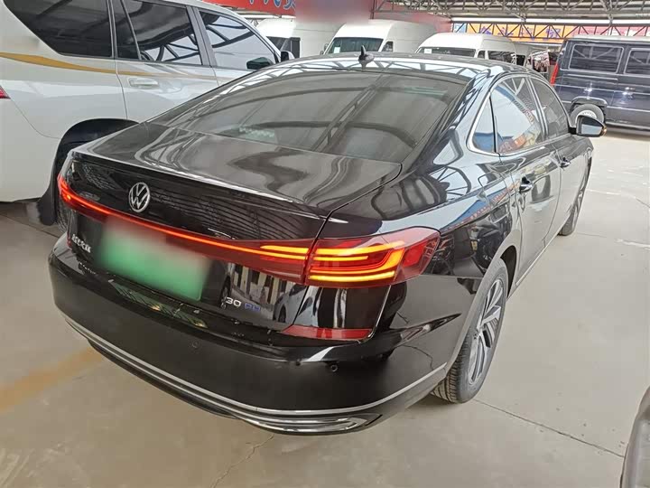 Фото 7 - Volkswagen Passat Hybrid