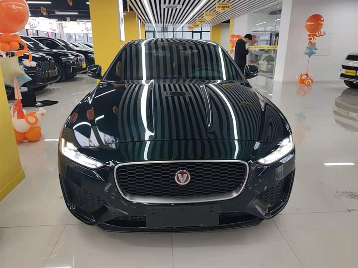 Фото 3 - Jaguar XE L