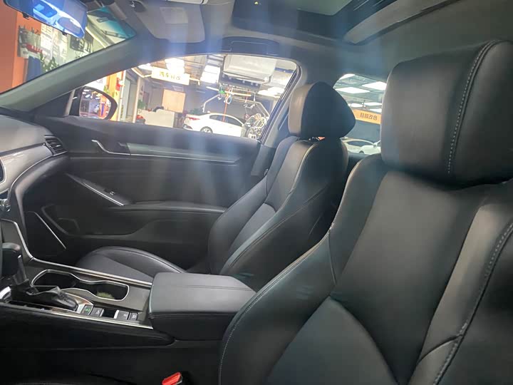 Фото 9 - Honda Accord