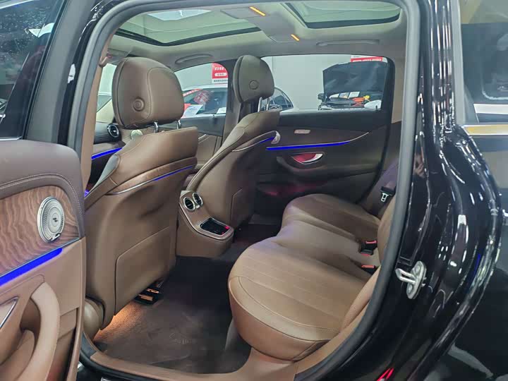 Фото 7 - Mercedes-Benz E-Class