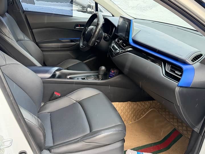 Фото 9 - Toyota C-HR