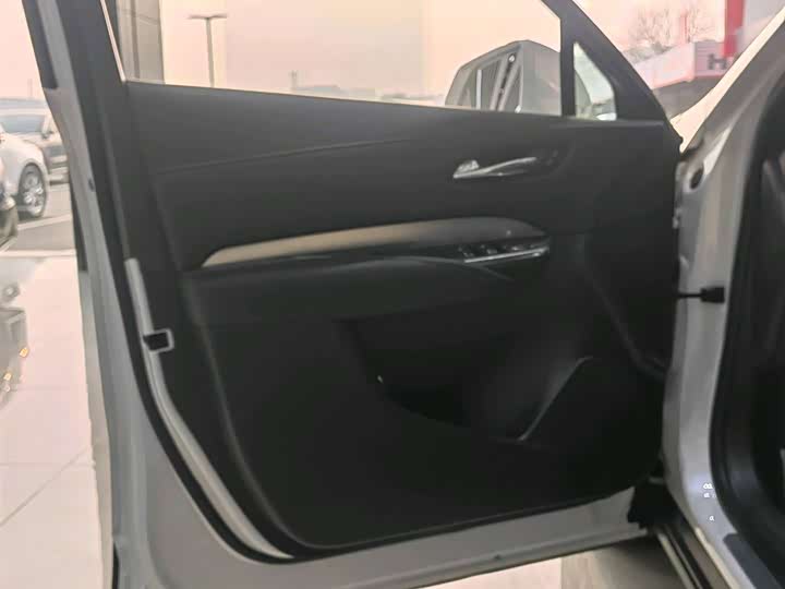 Фото 8 - Cadillac XT4