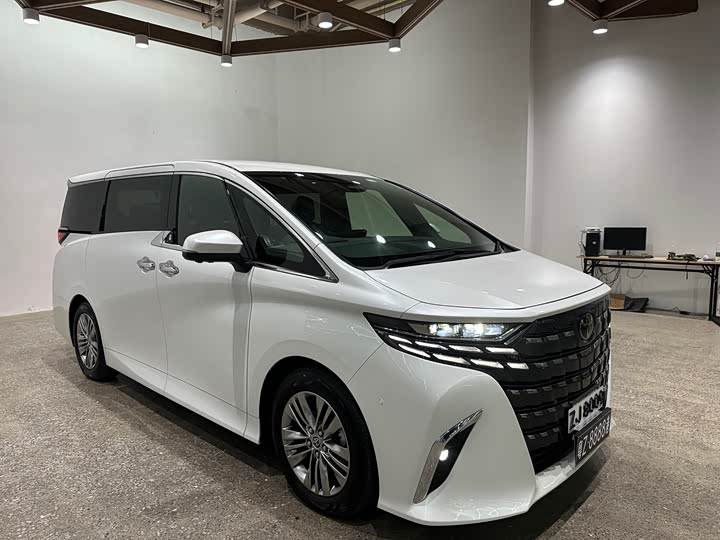 Фото 1 - Toyota Alphard