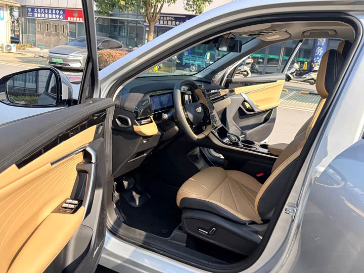 Фото 8 - Geely Atlas L