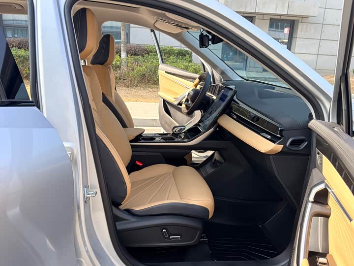 Фото 9 - Geely Atlas L