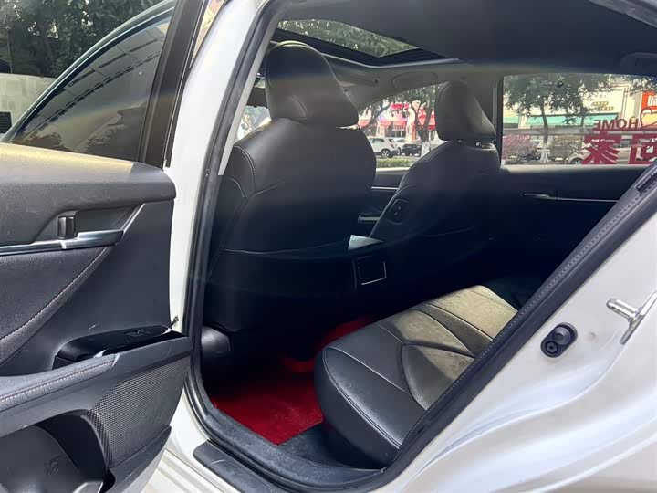 Фото 2 - Toyota Camry