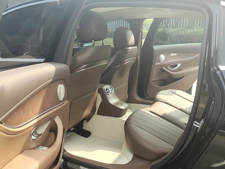 Фото 6 - Mercedes-Benz E-Class