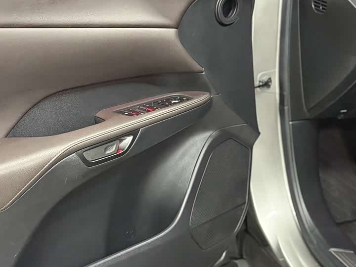 Фото 9 - Lexus RX