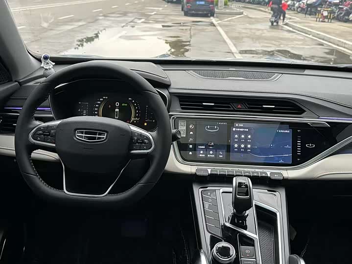 Фото 8 - Geely Atlas