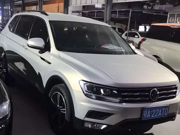 Фото 1 - Volkswagen Tiguan L Pro