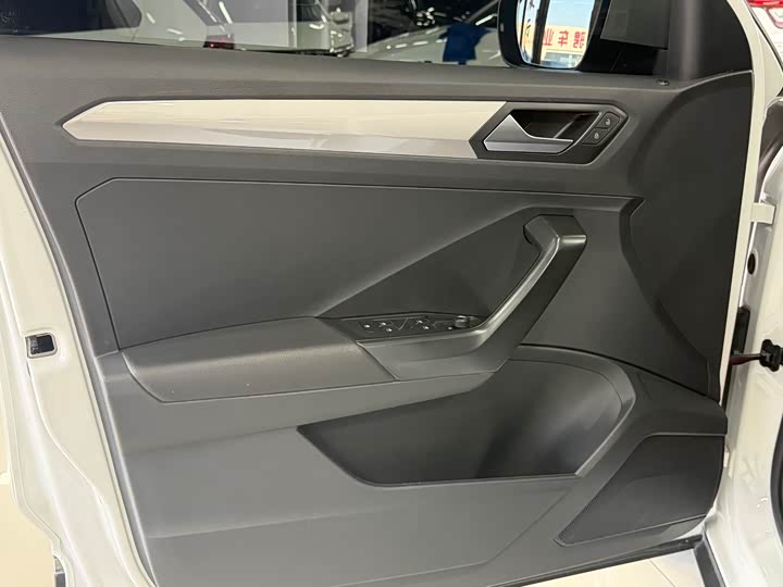 Фото 8 - Volkswagen T-Roc