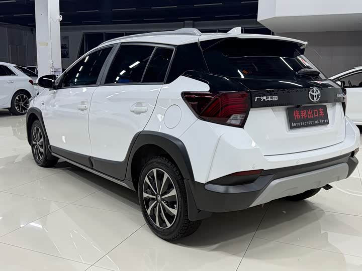 Фото 4 - Toyota Yaris L Hatchback