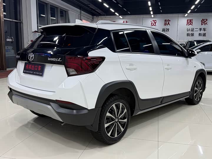 Фото 6 - Toyota Yaris L Hatchback