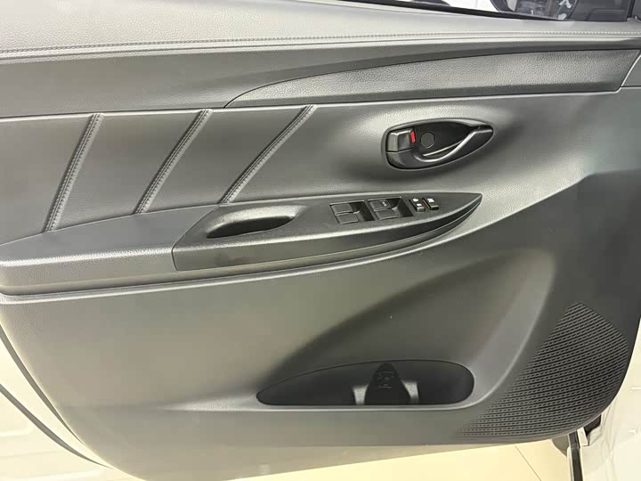 Фото 8 - Toyota Yaris L Hatchback