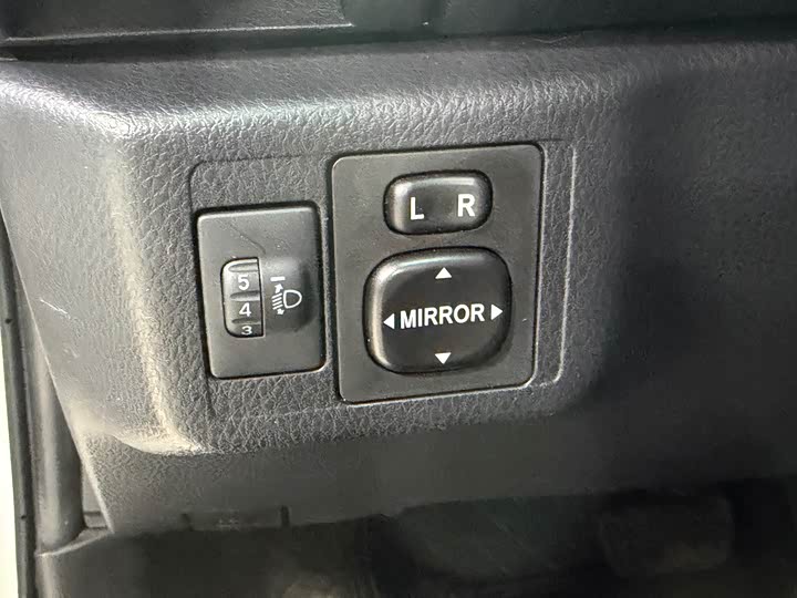 Фото 9 - Toyota Yaris L Hatchback