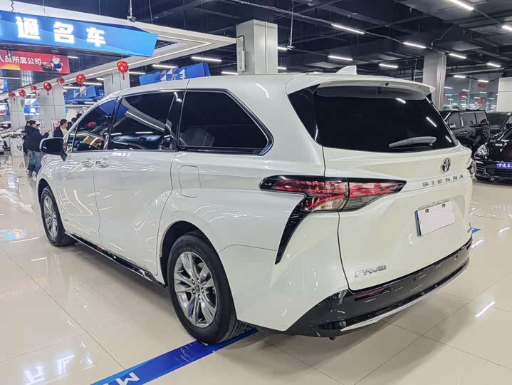 Фото 4 - Toyota Sienna