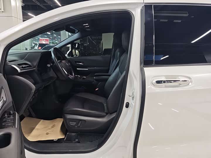 Фото 7 - Toyota Sienna